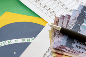 Pen With Brazilian Money Bills On Blank Of Lottery Game. Concept Of Luck And Gambling In Brazil Focus Contabilidade - Jmas contabilidade